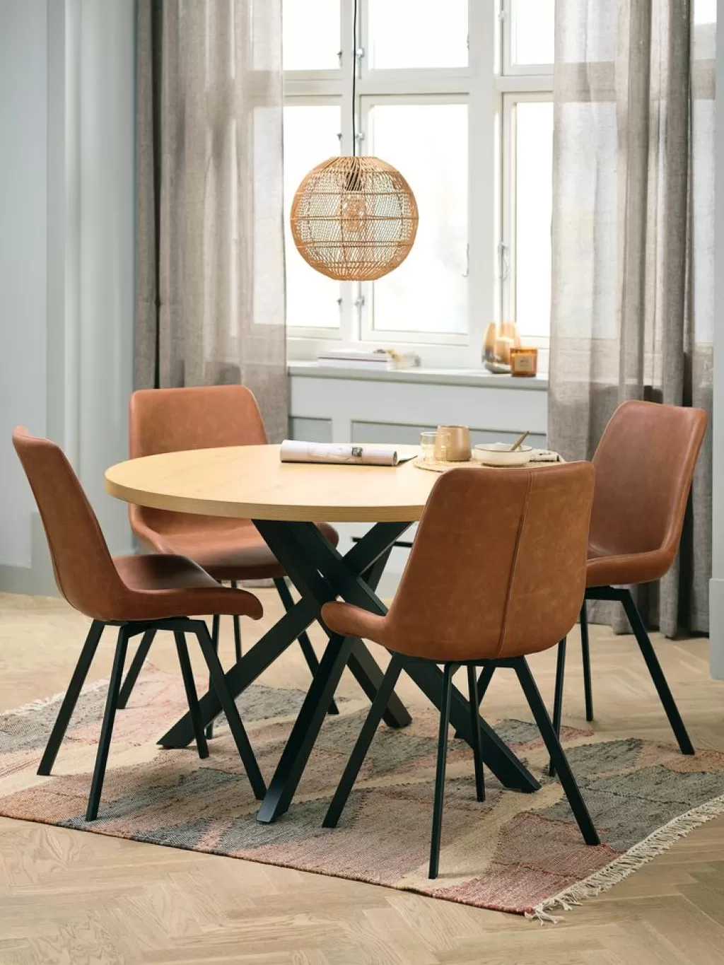 Store NORTOFT + HYGUM NORTOFT Ś120 stół dąb + 4 HYGUM krzesła koniak/czarny