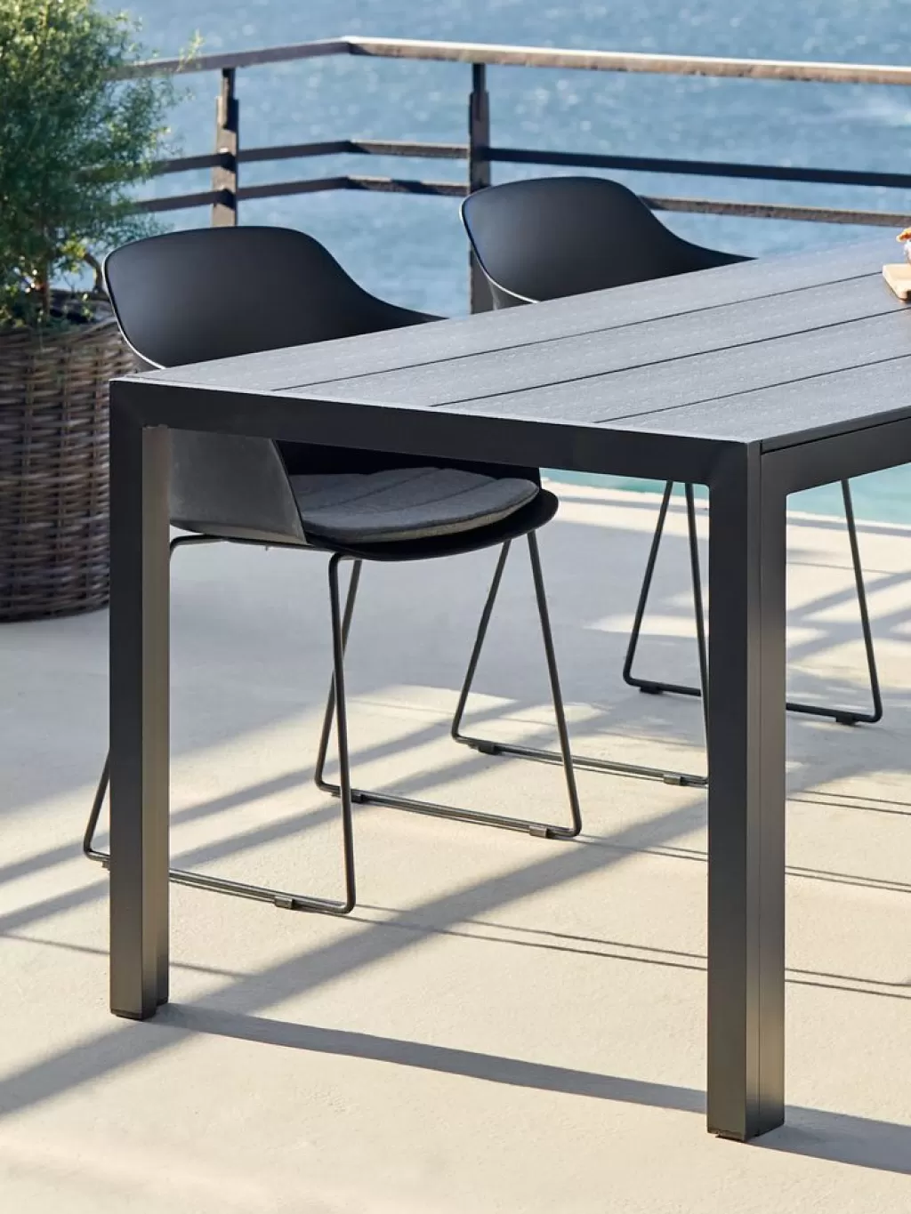 Fashion MADERUP Stół ogrodowy S90xD205 czarny